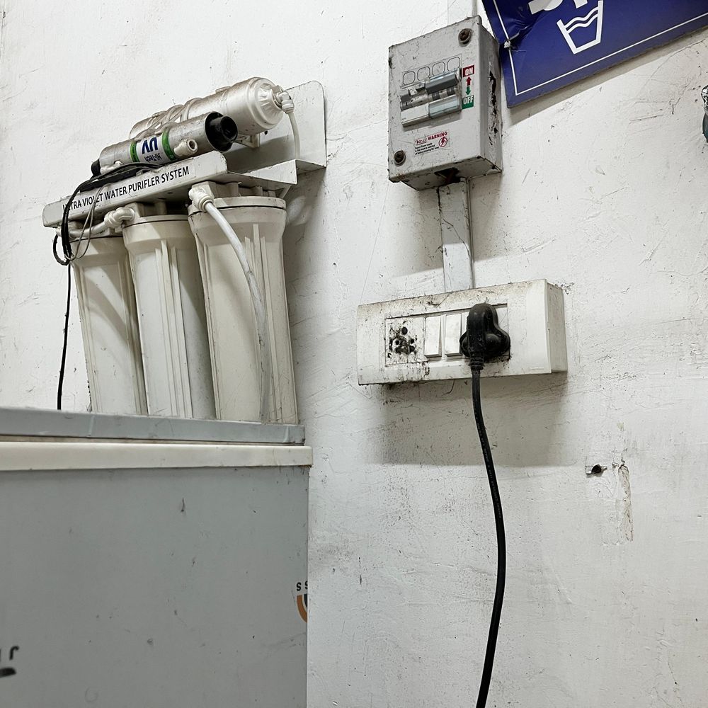 સુરત નવી સિવિલ હોસ્પિટલની ઘોર બેદરકારી:પીવાના પાણીમાં કોકરોઝ અને કુલરોમાં શોર્ટ સર્કિટનો ભય, દર્દીઓ અને ડોક્ટરો પણ બહારથી પાણી મંગાવવા મજબૂર