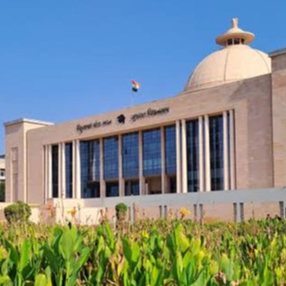 ગુજરાતમાં વહીવટી ખામીઓનો મોટો ખુલાસો:પોલીસ સત્તાના દુરુપયોગની 324 ઘટના, અમદાવાદમાં સૌથી વધુ; તલાટી-કમ મંત્રીની 4151 જગ્યા ખાલી