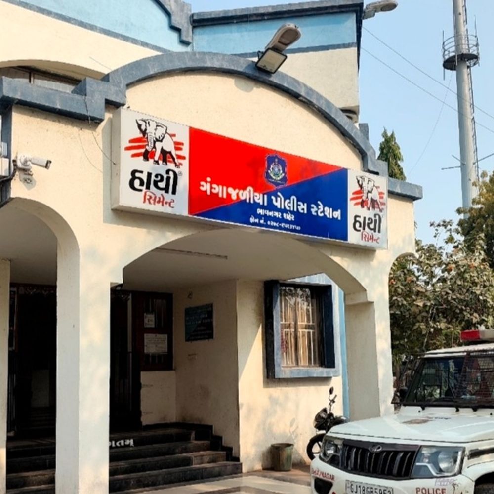 મિત્રએ મિત્ર પર નજીવી બાબતે છરીથી હુમલો કર્યો:બીજા સાથે ઝઘડો કરવાની ના પાડતા ઉશ્કેરાઈને પીઠમાં છરી ઝીંકી, પોપટનગરના શખ્સ સામે ગુનો