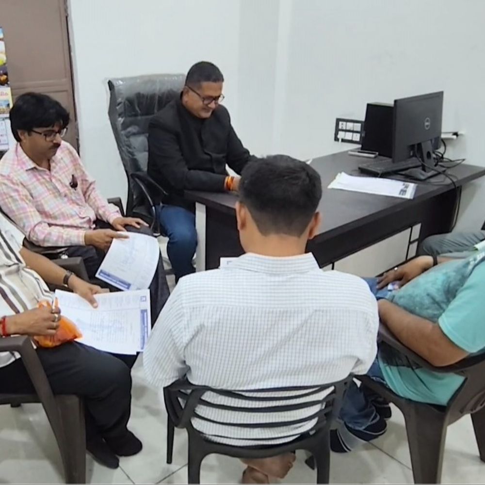 સુરત-ભાવનગર બાર એસો. વકીલ અનિરૂદ્ધસિંહ ઝાલાના સમર્થનમાં:ગેરસમજને કારણે સર્જાયેલી પરિસ્થિતિને ઝડપથી ઉકેલવા માંગ, વકીલોના ગ્રુપમાં મેસેજ ફરતા થયા