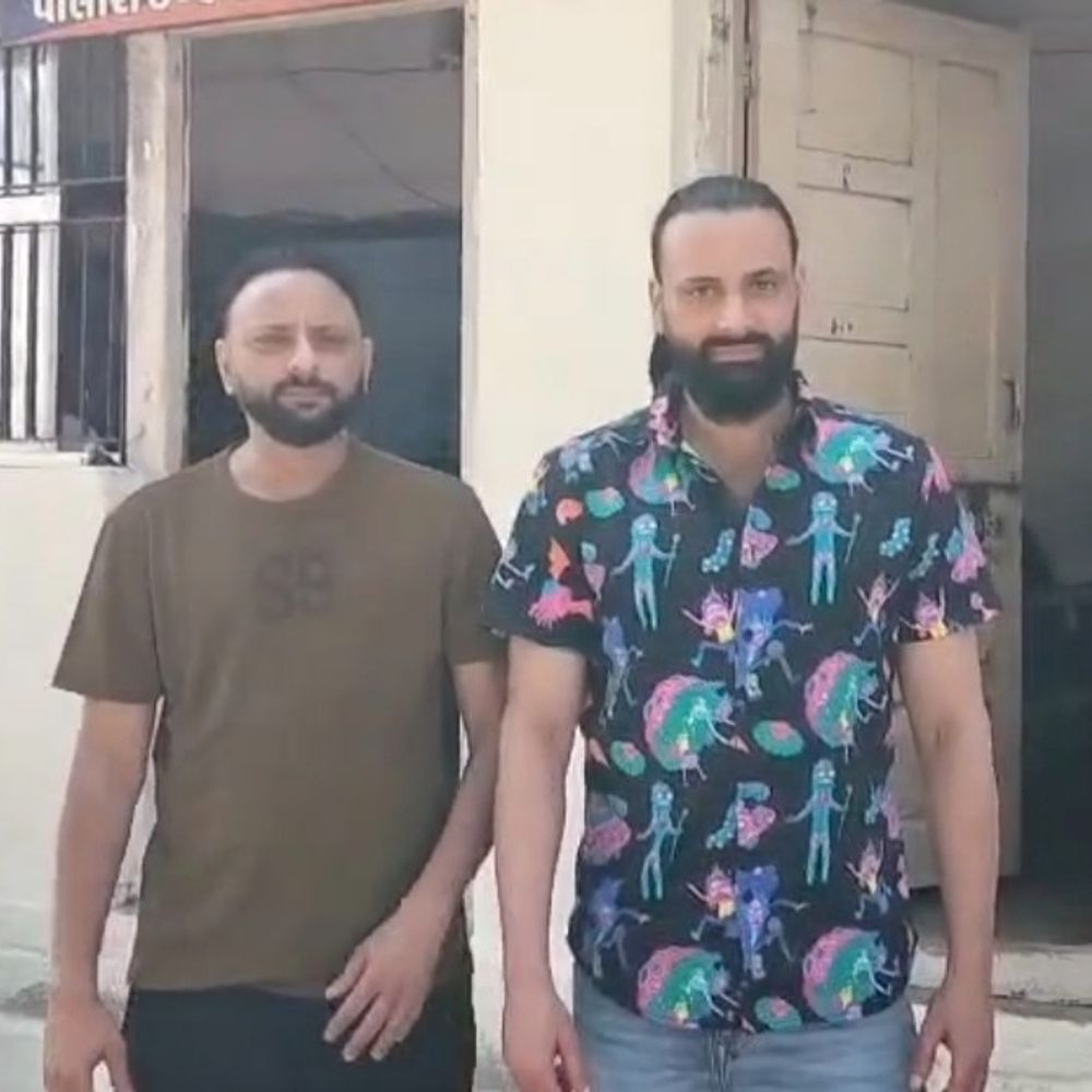 નવાપરા ફાયરિંગ કેસમાં ફરાર હાલારી બંધુઓ ઝડપાયા:વલી હાલારી અને તોફિક હાલરીને ઝડપી કોર્ટમાં રજૂ કરતા 2 દિવસના પોલીસ રિમાન્ડ પર