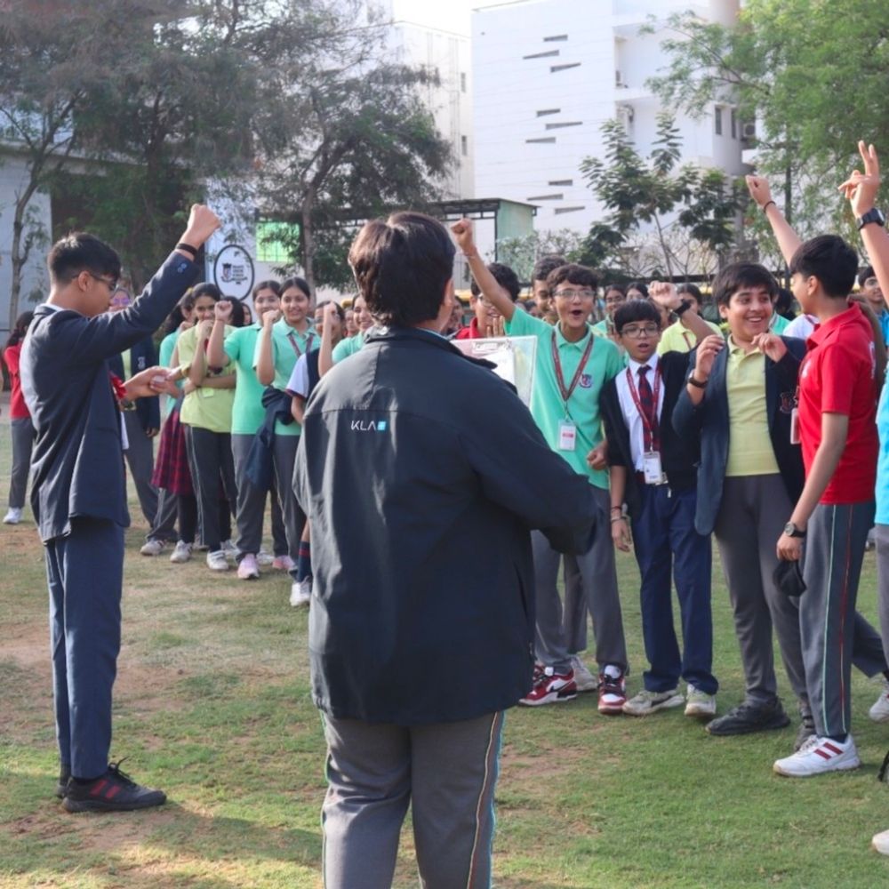 શાંતિ એશિયાટિક સ્કૂલમાં 'બેગ ફ્રી ડે'નું આયોજન:ધોરણ 6 થી 8ના વિદ્યાર્થીઓએ ડાન્સ, મનોરંજન સાથે તણાવમુક્ત દિવસ માણ્યો