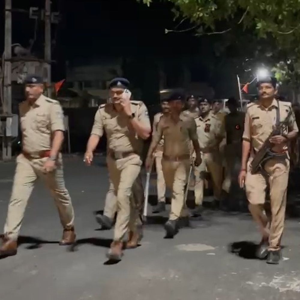 ખંભાતમાં રામનવમી પર્વ નિમિત્તે પોલીસનું ફૂટ પેટ્રોલિંગ:કાયદો વ્યવસ્થા જાળવવા સુરક્ષા વ્યવસ્થા સઘન કરાઈ