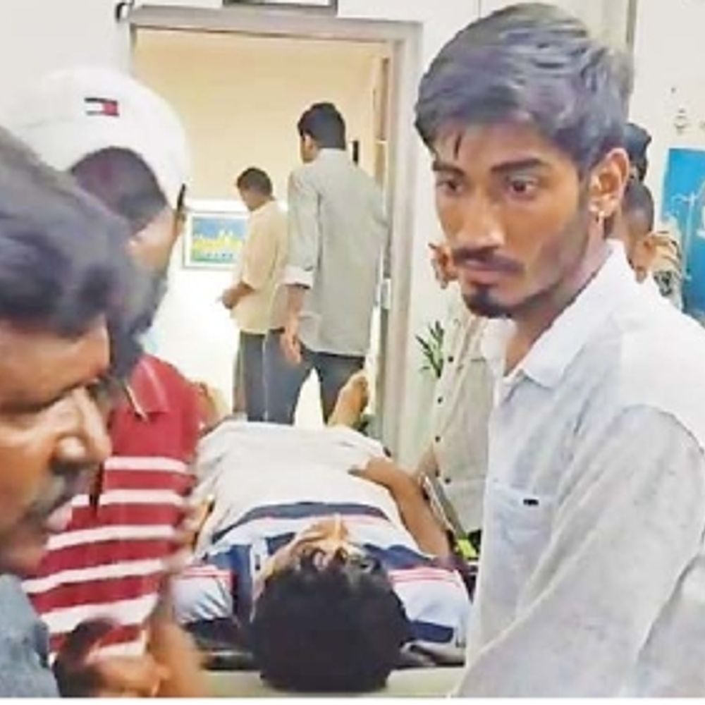 પાલિકા-સિક્યુરિટી એજન્સીએ મોઢું ફેરવ્યું:ઘાયલ કર્મચારીને એમ્બ્યુલન્સમાં લઈ પરિવાર પાલિકામાં પહોંચ્યો