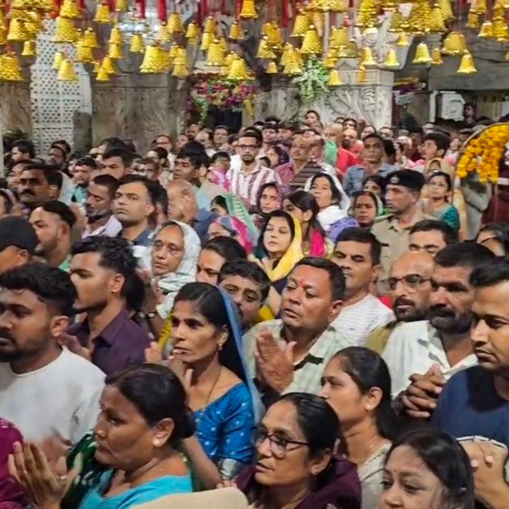 ચૈત્રી આઠમે અંબાજી મંદિરે ભક્તોની ભારે ભીડ ઉમટી:સવારે 6 વાગ્યે મંગળા આરતી યોજાઈ, મંદિર ફૂલોથી શણગારાયું