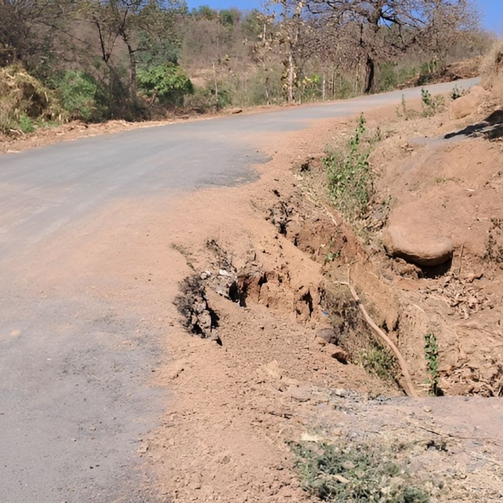 રસ્તાના કામોની ગુણવત્તા સામે ઉઠ્યા સવાલ:ડુંગરાળ વિસ્તારમાં ગટરકામ વગર આડેધડ રસ્તાઓ બનાવી દેવાયાનો ગ્રામજનોનો આક્ષેપ