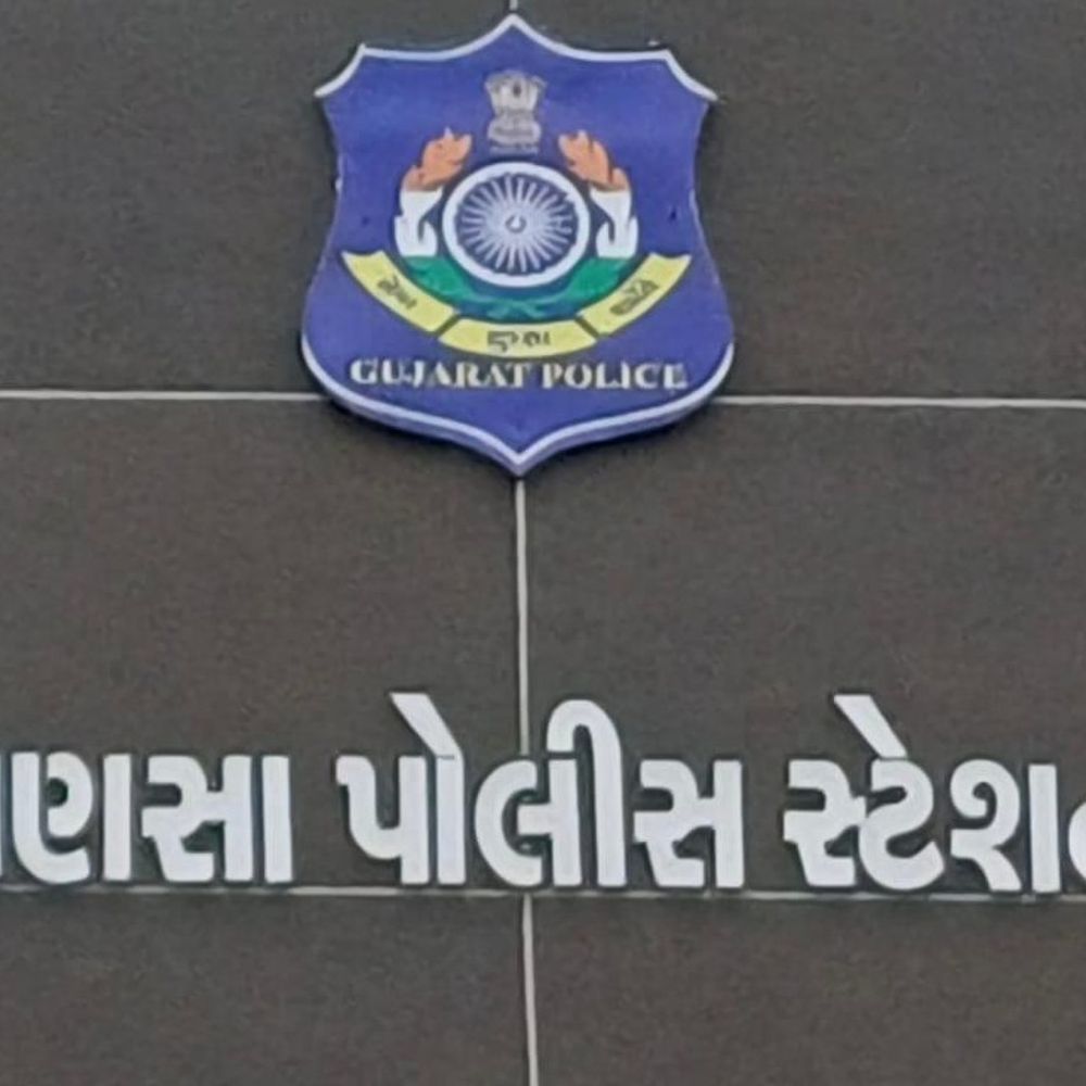 વિદેશી દારૂની હેરાફેરી પર પોલીસે પાણી ફેરવ્યું:માણસા પોલીસે ફિલ્મી ઢબે પીછો કરી 238 બોટલો ભરેલી કાર ઝડપી પાડી, ફરાર બૂટલેગરને પકડવા પોલીસે ચક્રો ગતિમાન કર્યા