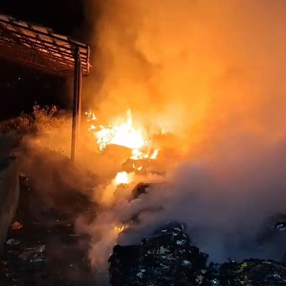 પ્રાંતિજ ડમ્પિંગ સાઇટ પર કચરામાં આગ:ફાયર ટીમે રાત્રે 5 કલાકમાં 7500 લીટર પાણીનો મારો ચલાવી આગ બુઝાવી