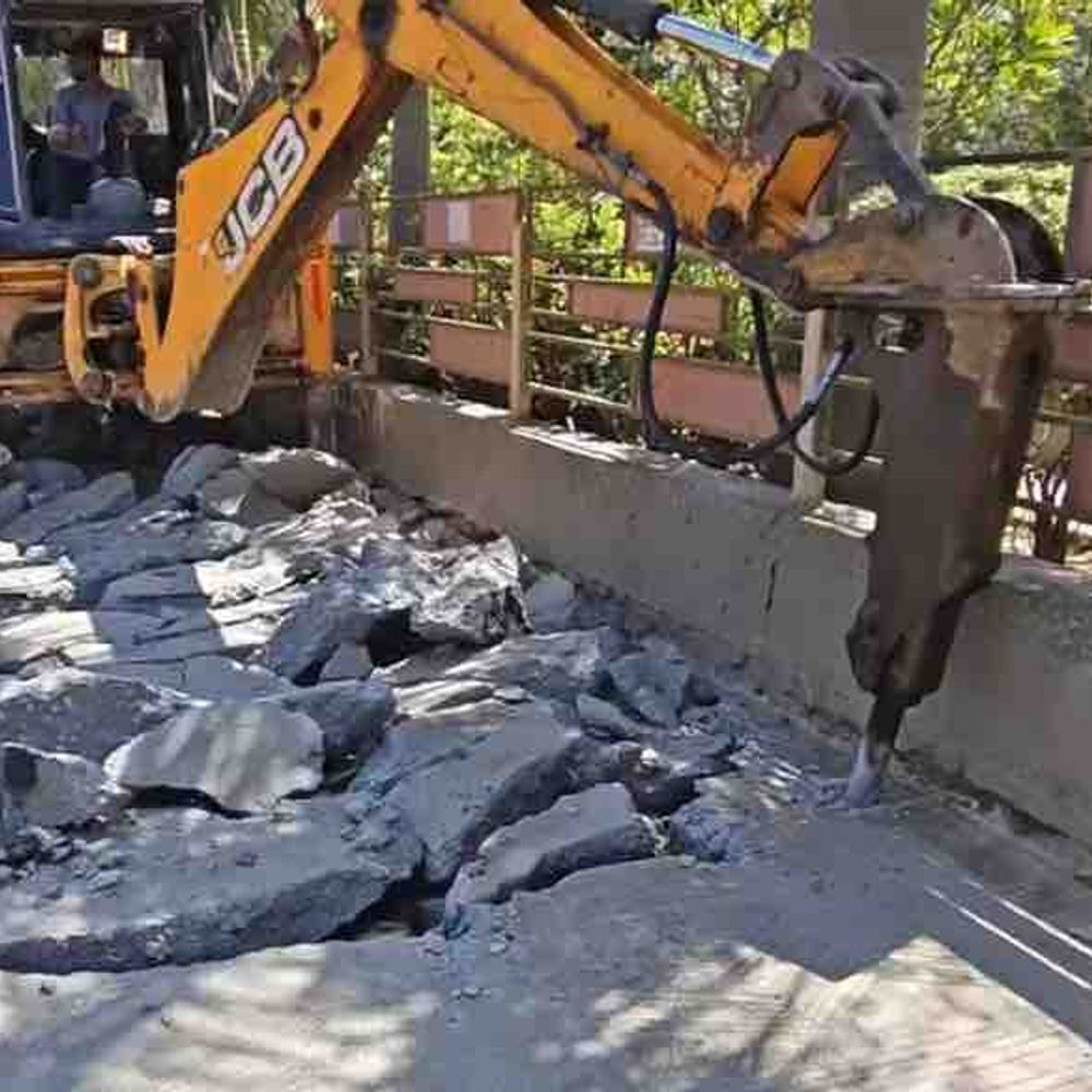 અમરેલીમાં રોડકામમાં ભ્રષ્ટાચારનો ભાંડો ફૂટ્યો:એક મહિના પહેલા બનેલા 11 કરોડના RCC રોડના ગુણવત્તા સેમ્પલ ફેઈલ; તોડીને નવો બનાવાશે