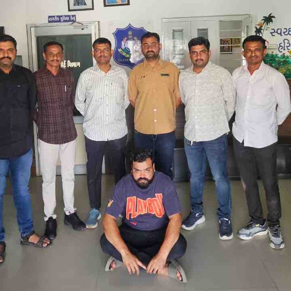 રાજુલા પોલીસે સાયબર ફ્રોડના આરોપીને ઝડપ્યો:અનડિટેક્ટ ગુનાનો ભેદ ઉકેલી ઇન્દોરથી આરોપીને દબોચ્યો