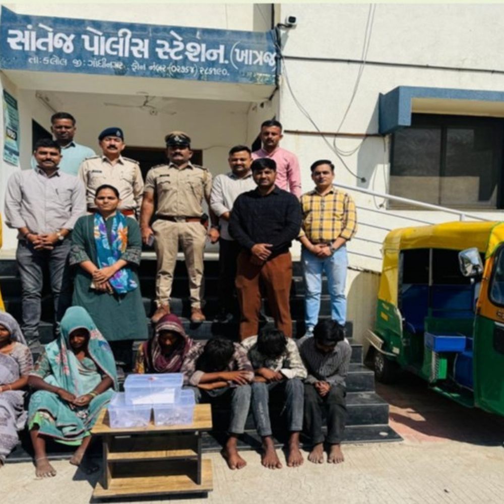 ભંગાર ગેંગનો પર્દાફાશ:ગાંધીનગરમાં ભંગાર વીણવાના બહાને ઘરફોડ ચોરી કરતી ગેંગ ઝડપાઈ, લાખોના દાગીના સહિત 22 લાખનો મુદ્દામાલ જપ્ત