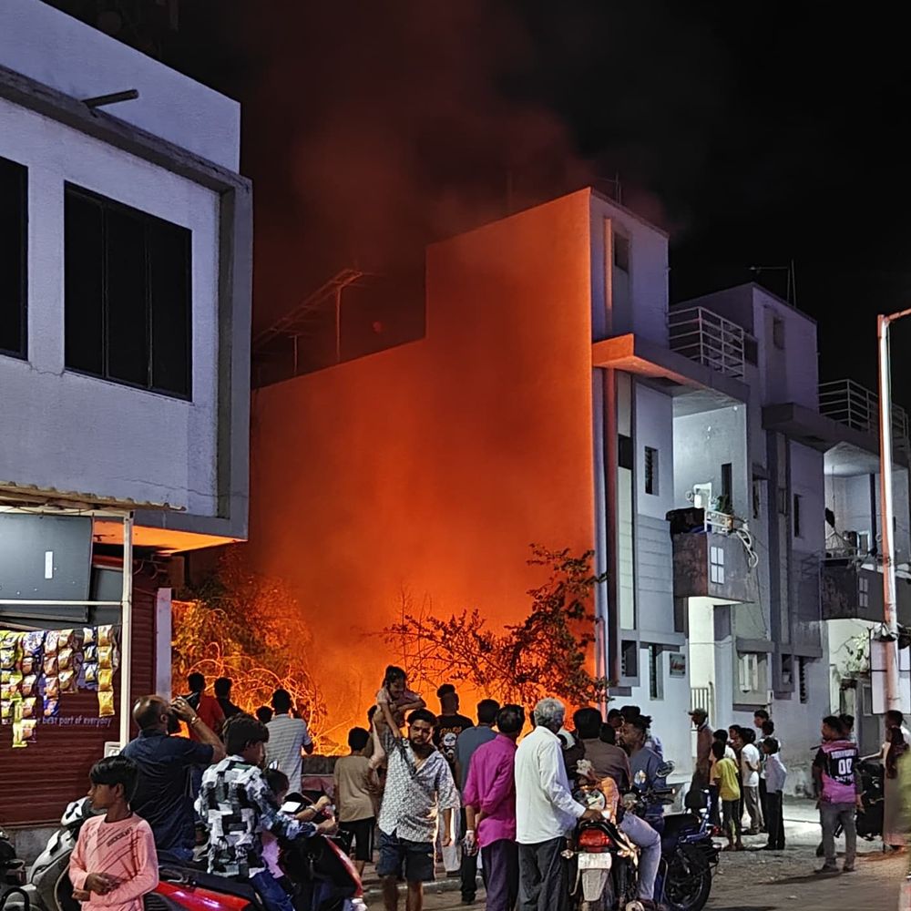 વેરાવળના ખુલ્લા પ્લોટમાં લાગી આગ:ફાયરબ્રિગેડે તાત્કાલિક પહોંચી આગ પર કાબૂ મેળવ્યો