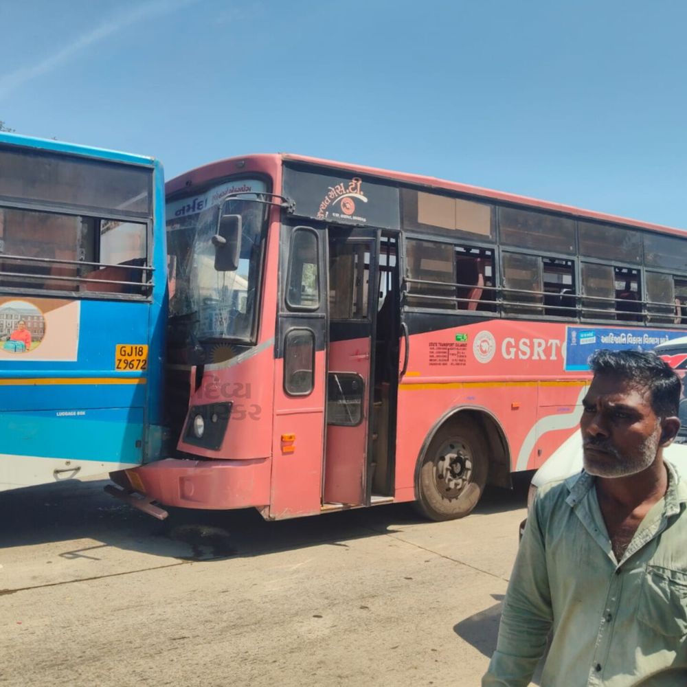 ગોધરા-દાહોદ હાઈવે પર બે ST બસ વચ્ચે અકસ્માત:પૂરઝડપે આવી રહેલી ઝાલોદ-સુરત રૂટની બસે અન્ય બસને ટક્કર મારી, 15થી વધુ મુસાફરોને સામાન્ય ઈજા
