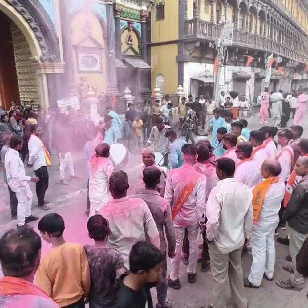 ગઢડામાં રામલલાની ભવ્ય શોભાયાત્રા યોજાઈ:વિશ્વ હિન્દુ પરિષદ દ્વારા પાંચમી શોભાયાત્રા, સંતો-મહંતો ઉપસ્થિત રહ્યા