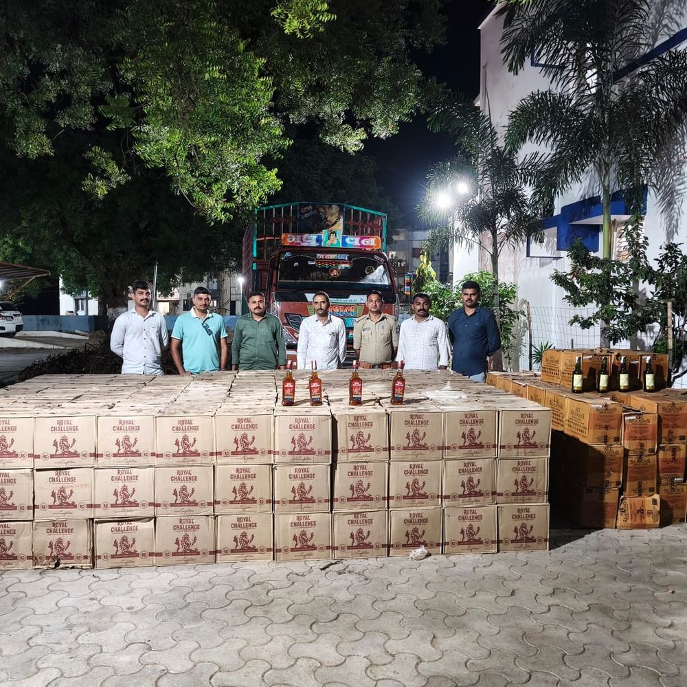 બગવદર પોલીસે ટ્રકમાંથી 82.68 લાખનો વિદેશી દારૂ ઝડપ્યો:રોજીવાડા પાસે 5640 બોટલ સાથે ચાર સામે ગુનો દાખલ