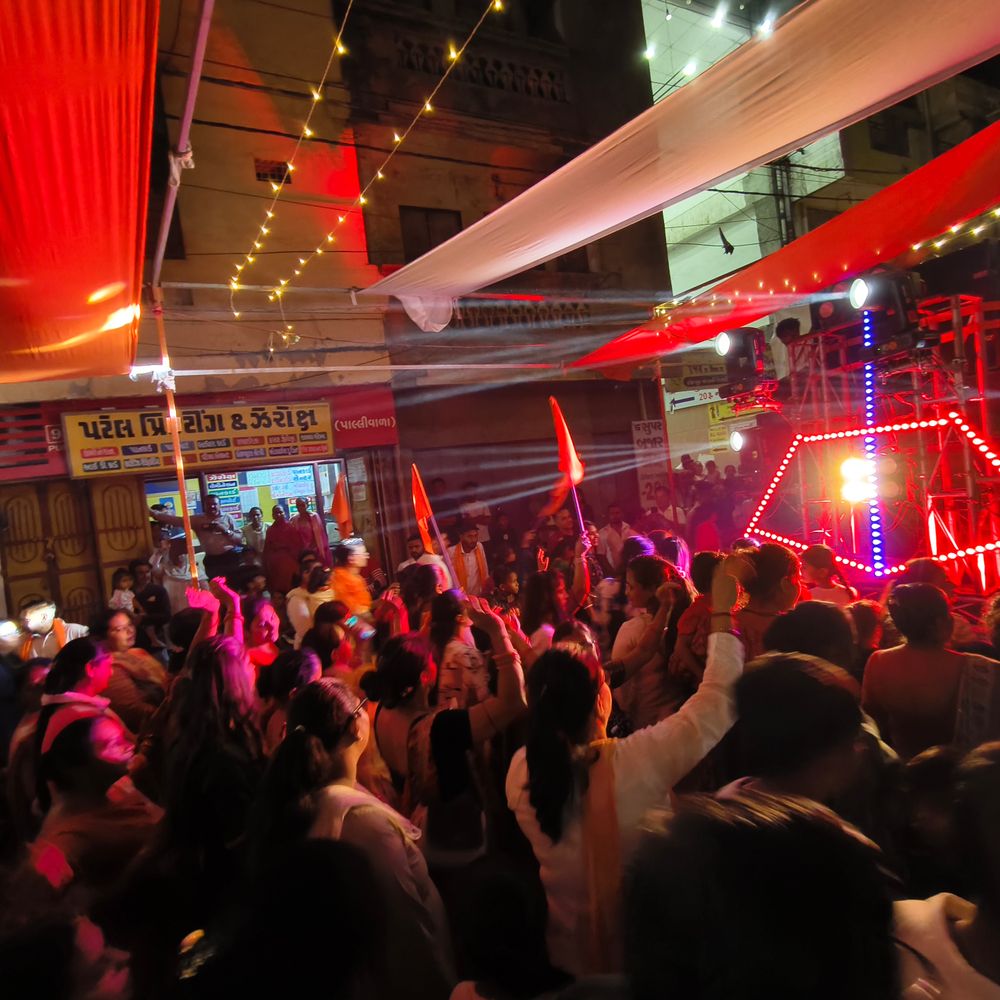 લુણાવાડામાં રામનવમી નિમિત્તે શોભાયાત્રા નીકળી:હજારો ભક્તો 'જય શ્રી રામ'ના નારા સાથે જોડાયા