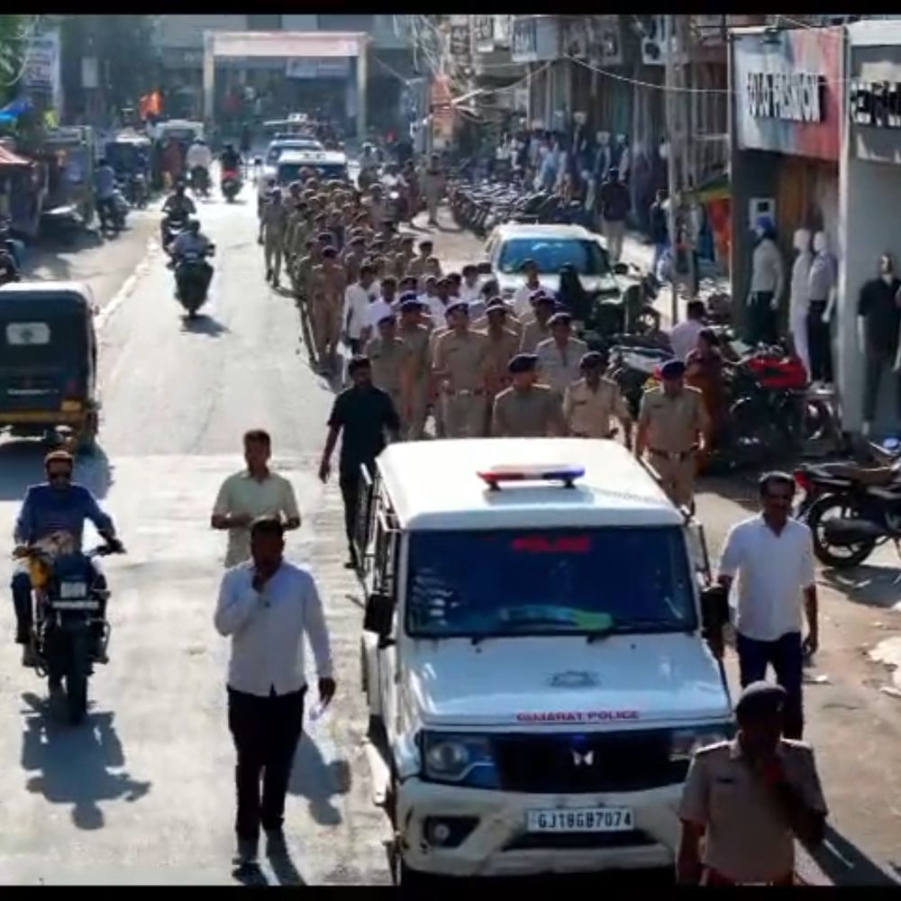 રામનવમી પર્વે વેરાવળમાં પોલીસનો ચુસ્ત બંદોબસ્ત, ફૂટ પેટ્રોલિંગથી સુરક્ષા કડક:શોભાયાત્રાના રૂટ સહિત મુખ્ય બજારોમાં પોલીસ તહેનાત, અસામાજિકતત્વોને કડક ચેતવણી