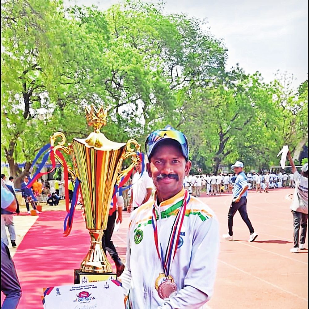 આદિવાસી યુવાને અસાધારણ ઝડપથી સૌનું ધ્યાન ખેંચ્યું:આંબાબારીના રણજીતે 100 મીટરમાં ગોલ્ડ-200 મીટરમાં  સિલ્વર મેળવ્યો