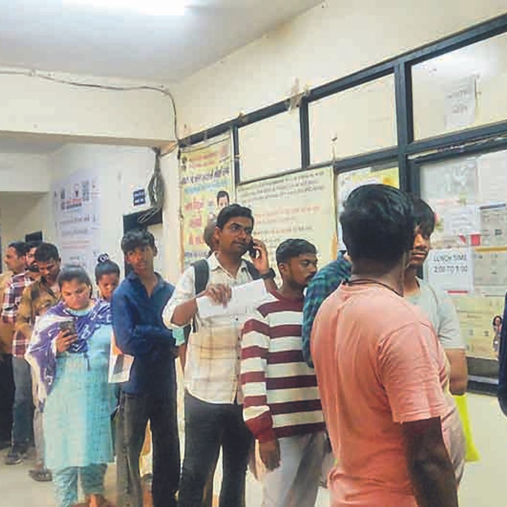 સ્ટાફની અછતથી હાલાકી:જનસેવા કેન્દ્રમાં શહેરી વિભાગમાં લાંબી કતાર લાગી, ગ્રામ્ય ખાલીખમ