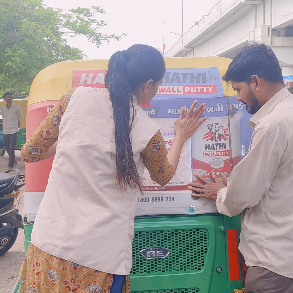 સખી વન સ્ટોપ સેન્ટર દ્વારા અભિયાન‎:મહિલા સુરક્ષાનો સંદેશ આપવા 42 રિક્ષા પાછળ સ્ટીકર લગાવ્યા