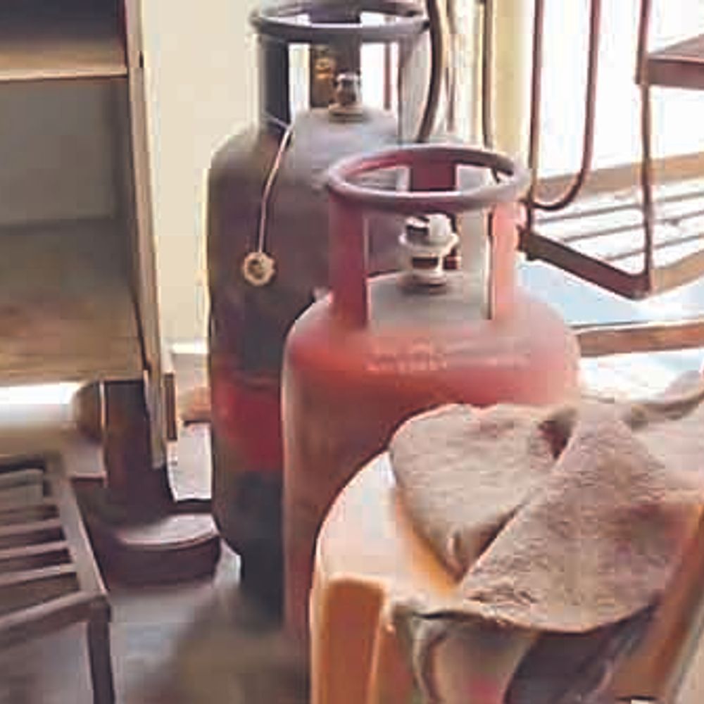 ગેસની કાળાબજારી:વલસાડમાં ઘરેલુ ગેસ સિલિન્ડરો પાંઉભાજીની દૂકાનમાં, તંત્રનું મૌન