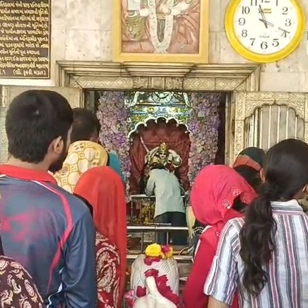 ભરૂચના અંબાજી મંદિરે ચૈત્રી આઠમે ભક્તોની ભીડ ઉમટી:મંદિરમાં વિશેષ પૂજા-અર્ચના, આરતી અને વિવિધ ધાર્મિક કાર્યક્રમોનું આયોજન