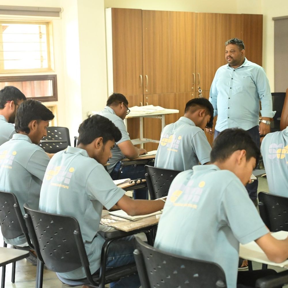 'સાપ્તી' સંસ્થા પથ્થર શિલ્પકલાને આધુનિક ટેકનોલોજીથી જીવંત રાખે છે:ધ્રાંગધ્રામાં યુવાનોને પરંપરાગત કલામાં આત્મનિર્ભર બનાવાય છે