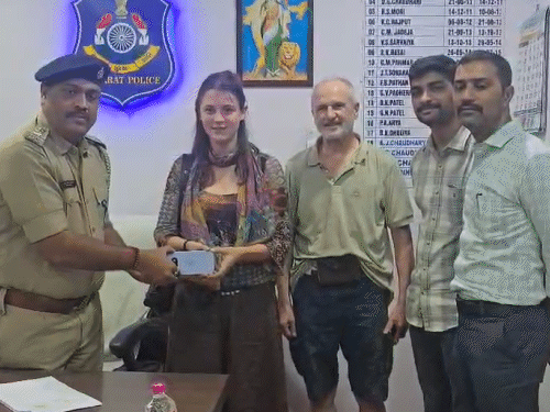 જર્મન મહિલાનો ફોન સુરતમાં ખોવાયો, મહિધરપુરા પોલીસે ગણતરીના કલાકોમાં શોધી ‘અતિથિ દેવો ભવ:' મંત્રને સાર્થક કર્યો.