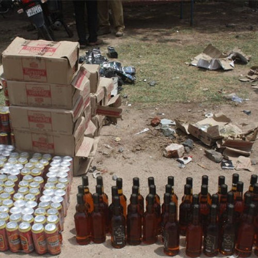 ગ્રામ્ય એલસીબીની કાર્યવાહી:પાદરા નજીક ખેતરમાંથી એલસીબીએ 2.11 લાખનો દારૂનો જથ્થો ઝડપાયો, રેડમાં પિતા-પુત્ર ઝડપાયા