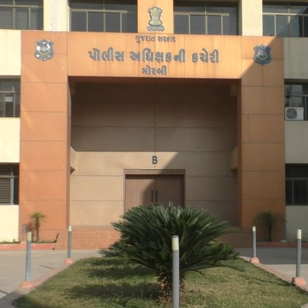 મોરબી જિલ્લામાં 12 PIની બદલી:LCB, SOG સહિત વિવિધ પોલીસ સ્ટેશનના અધિકારીઓ બદલાયા, 6 નવા મુકાયા