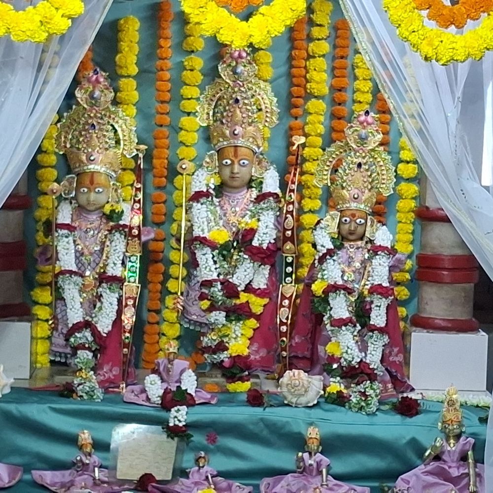 વલસાડના 'મિની અયોધ્યા' રામજી મંદિરે રામ જન્મોત્સવની ઉજવણી:વિશ્વશાંતિ અને વડાપ્રધાનના દીર્ઘાયુ માટે વિશેષ પ્રાર્થના, ભગવાન શ્રીરામનો અભિષેક, શૃંગાર, મહાઆરતી કરાઈ