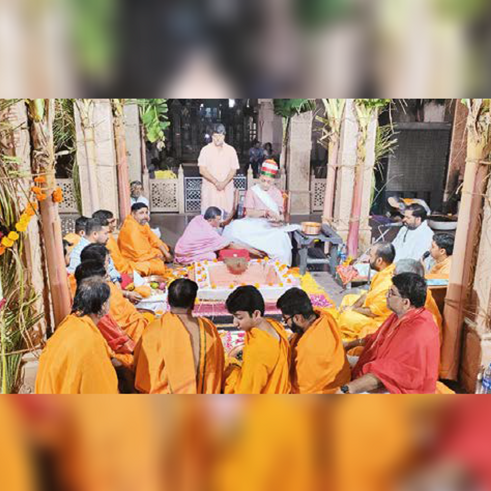 કચ્છના માતાના મઢ અને ભુજ આશાપુરા મંદિરે ચૈત્રી નવરાત્રી નિમિત્તે હવનમાં બીડું હોમાયું.