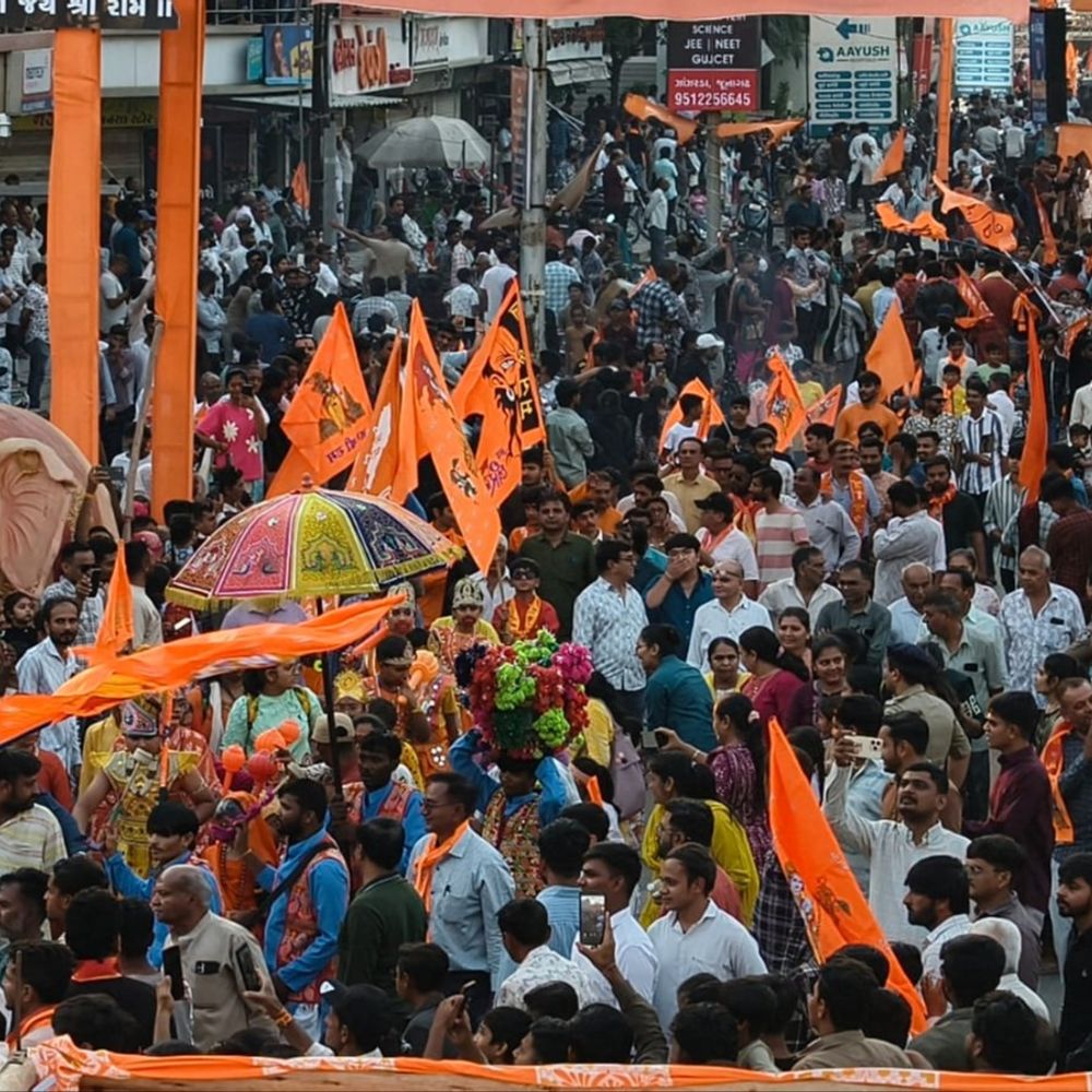 ગરવા ગિરનારની ગોદમાં ગુંજ્યો જય શ્રી રામનો નાદ:​જૂનાગઢમાં રામ જન્મોત્સવની ધામધૂમથી ઉજવણી: ઝાંઝરડા રોડ અને ઉપરકોટથી ભવ્ય શોભાયાત્રા નીકળી, 45 જેટલા ફ્લોટ્સ અને હજારો રામભક્તો જોડાયા.