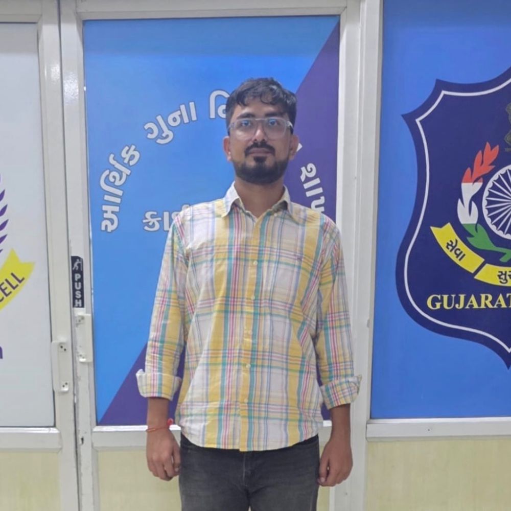 અમેરિકન બાયર બની કરોડોના હીરા પડાવનાર સૂત્રધાર હરેકૃષ્ણ રાવળ ઝબ્બે:વર્ચ્યુઅલ નંબર અને ફેક પ્રોફાઇલ બનાવી હોંગકોંગ-દુબઈ માલ મંગાવી પેમેન્ટ આપ્યા વગર ગેંગ રફુચક્કર થઈ જતી