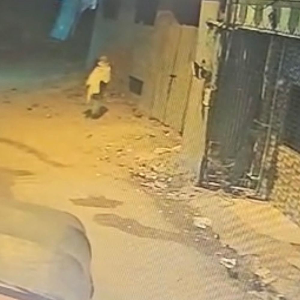 ઉન મદ્રેસામાં બુરખાધારીનો આતંક CCTVમાં કેદ:8.45 લાખની મત્તા ચોરી પુરાવા મટાડવા ઓફિસ સળગાવી