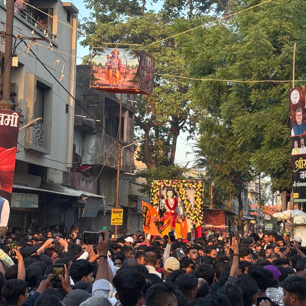 વડોદરામાં રંગેચંગે નીકળી રામનવમીની ભવ્ય શોભાયાત્રા:ફતેપુરામાં માનવ મહેરામણ ઉમટ્યું, ડીજે-આતશબાજી સાથે શાંતિપૂર્ણ યાત્રા પસાર, પોલીસની ડ્રોન અને ધાબા પરથી બાજ નજર