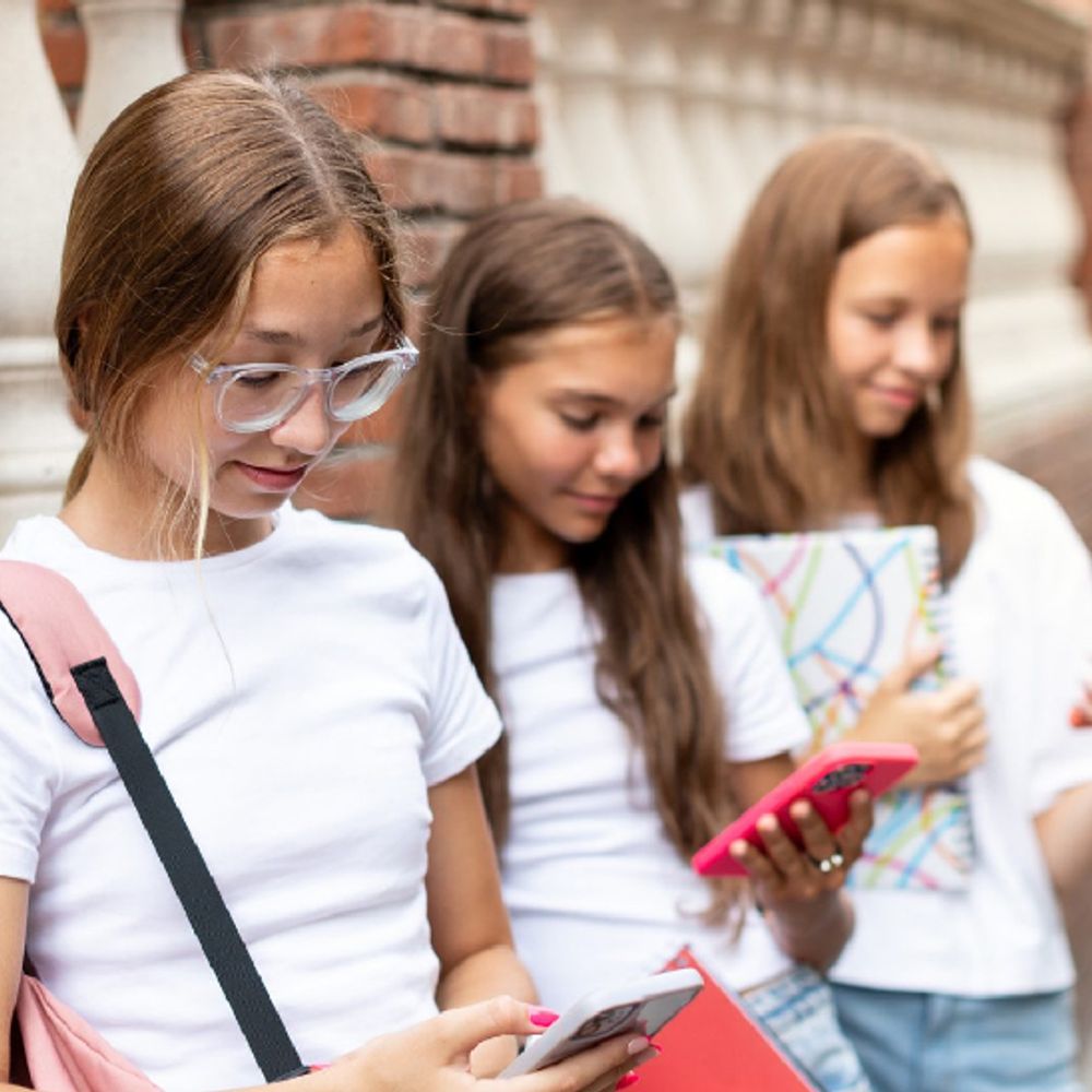 ફેસબુક-ઇન્સ્ટા સુરક્ષિત નથી, મેટા પર 3161 કરોડ રૂપિયાનો દંડ:બે મોટા નિર્ણયો: અમેરિકી કોર્ટે માન્યું, Gen Z માટે સોશિયલ મીડિયા વ્યસન સમાન