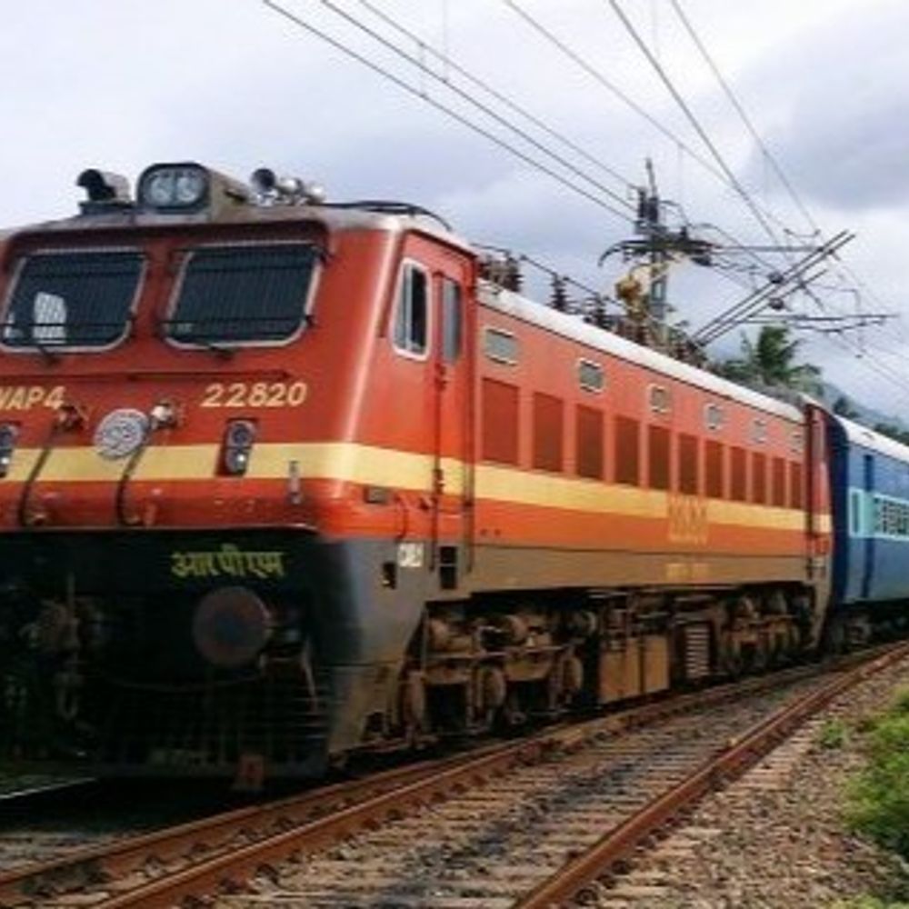 વડોદરાથી યુપી જતી સ્પેશિયલ ટ્રેનો લંબાવાઈ:ગોરખપુર અને મઉની સાપ્તાહિક ટ્રેનો હવે જુલાઈ 2026 સુધી દોડશે, બુકિંગ શરૂ