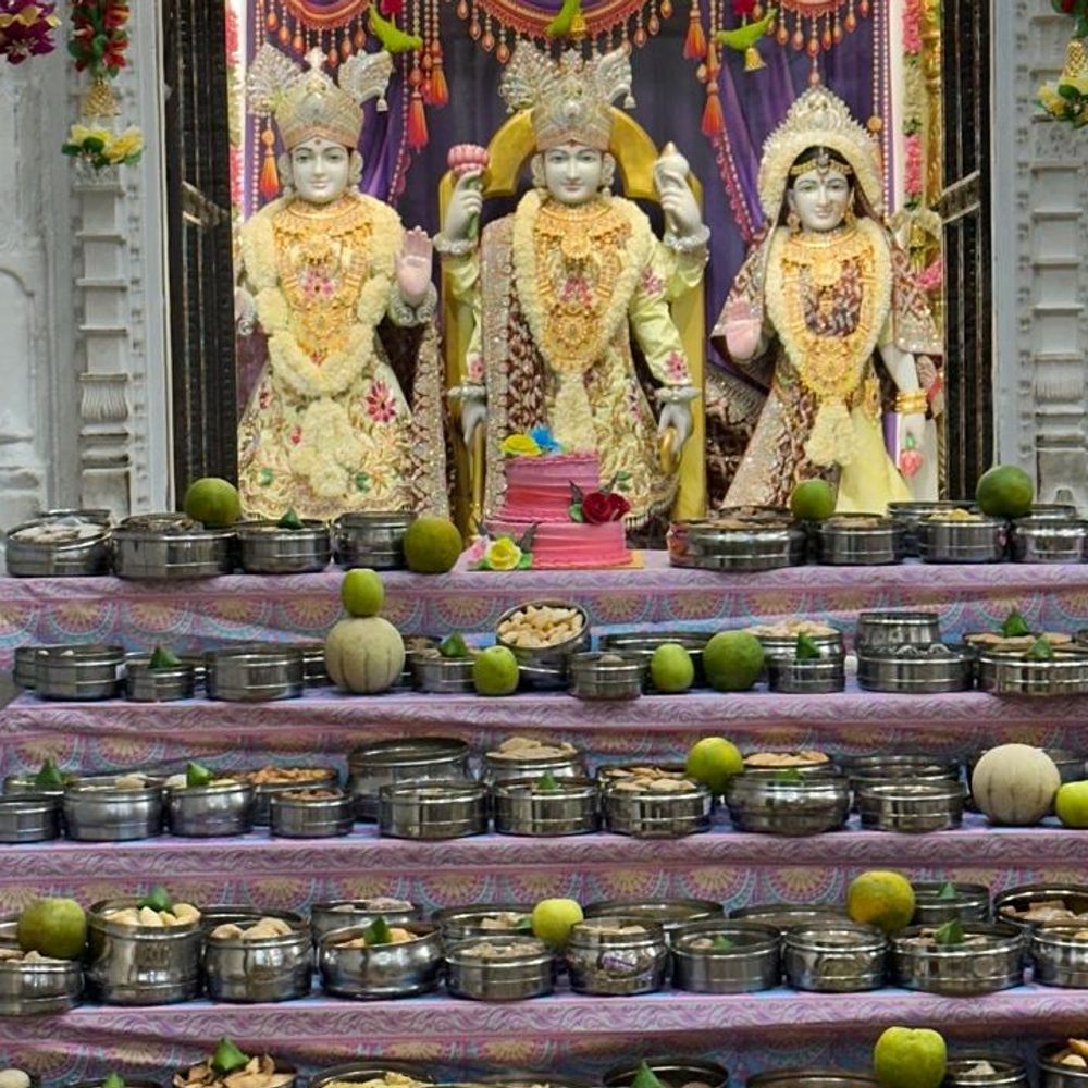 અટલાદરા મંદિરે 3245 વાનગીઓનો ભવ્ય અન્નકૂટ:સ્વામિનારાયણ ભગવાનના 245માં પ્રાગટ્ય પર્વે ભક્તોએ ઘરેથી લાવેલી વાનગીઓ પ્રભુ ચરણે ધરી