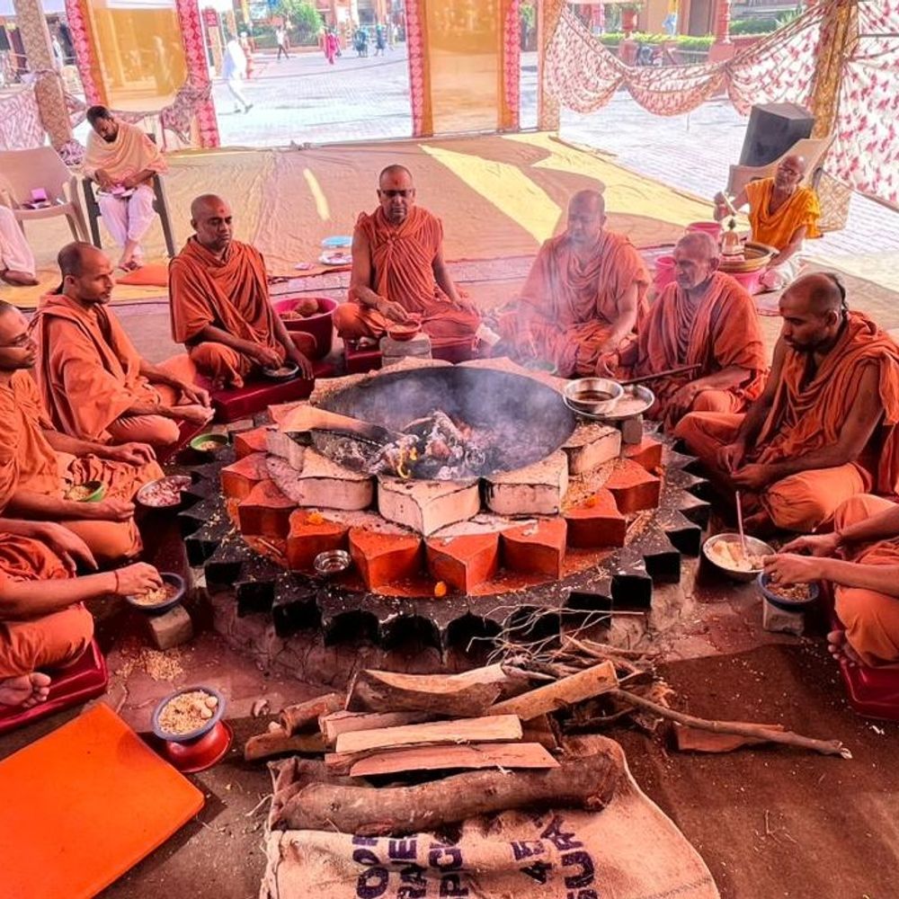 સુરત ગુરુકુલમાં ભક્તિ અને તપનો સંગમ:બ્રહ્મમહોત્સવમાં સાડા ત્રણ કરોડ મંત્રજપના હોમ સાથે હજારો હરિભક્તોએ કર્યા કઠિન ઉપવાસ