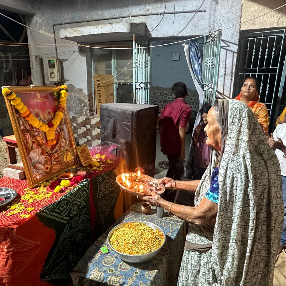 સરખેજ અંબાપુરી સોસાયટીમાં રામનવમીની ઉજવણી:યુવક મંડળે સાંજે 8 વાગ્યે રામ ધૂન, આરતી અને પ્રસાદનું આયોજન કર્યું