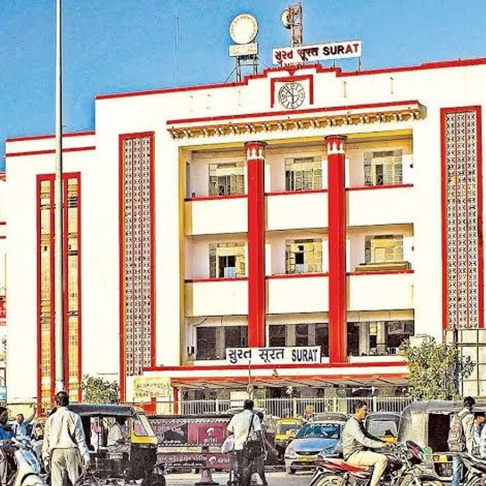 સુરત રેલવે સ્ટેશન પર 'થ્રુ રૂફ'નું કામ શરૂ:30 દિવસનો મેગા બ્લોક; અમરાવતી અને બાંદ્રા સહિતની ટ્રેનો હવે સુરતને બદલે ઉધનાથી ઉપડશે