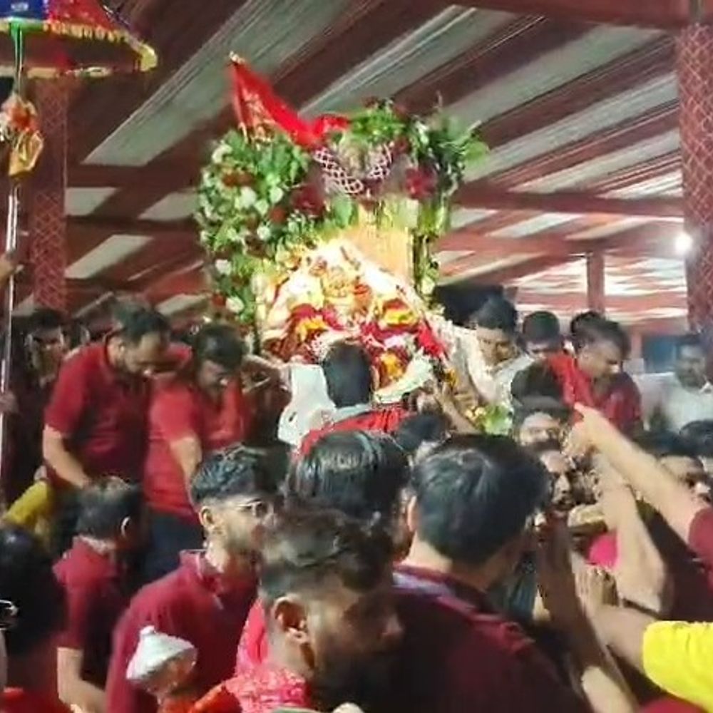 બહુચરાજીમાં ચૈત્રી આઠમે માતાજીની શાહી સવારી નીકળી:પોલીસ જવાનોએ 'ગાર્ડ ઓફ ઓનર' આપ્યું, રાત્રે ગર્ભગૃહમાં નવખંડ પલ્લી ભરાઈ