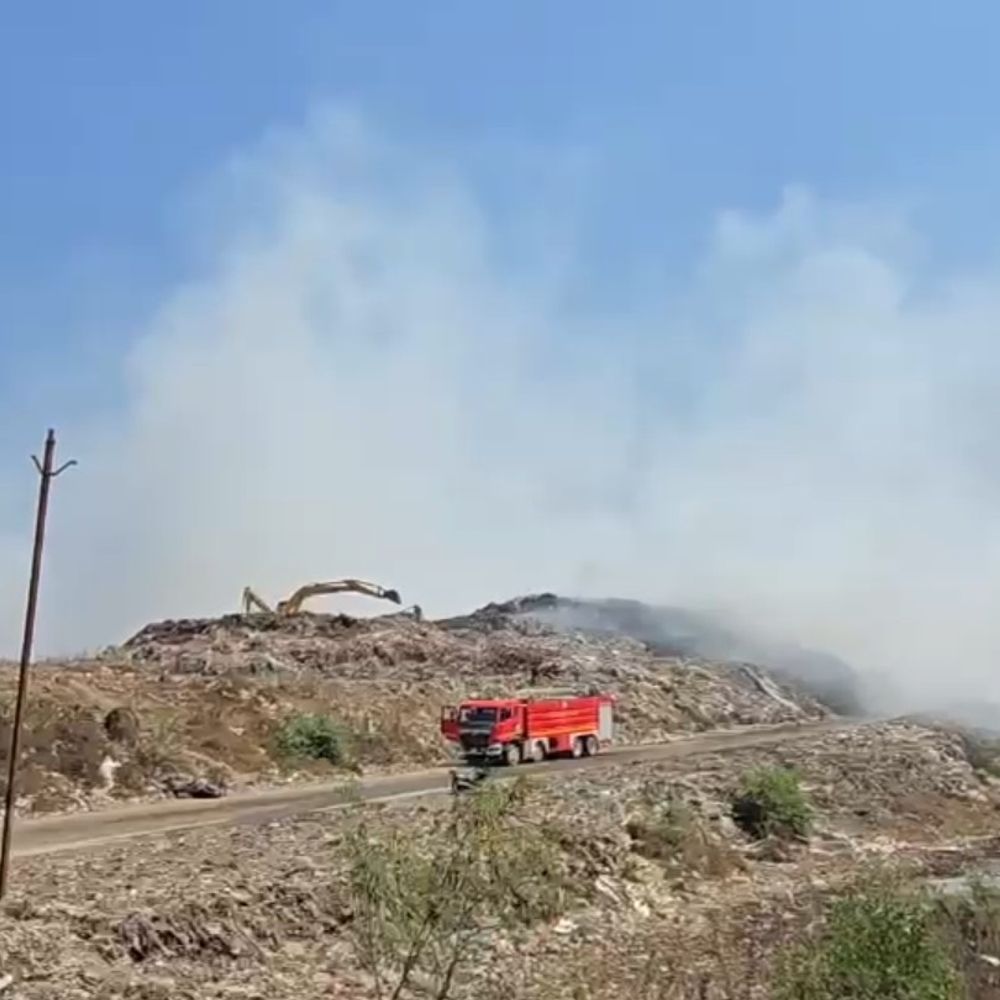 ખજોદ ડમ્પિંગ સાઈટમાં ચોથા દિવસે પણ આગ યથાવત:કચરાની અંદર ઉત્પન્ન મીથેન ગેસનાં કારણે ફરી આગની શક્યતાઓ, ફાયર વિભાગ દ્વારા સતત પાણીનો મારો ચલાવી કાબૂમાં લેવા પ્રયાસ