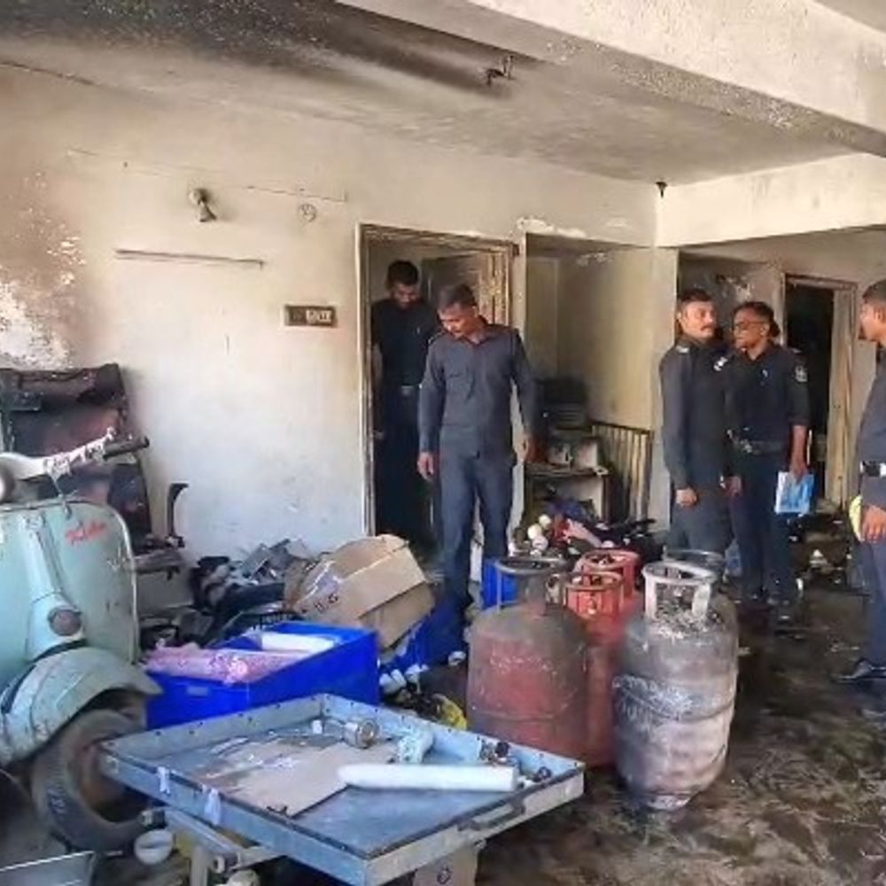 રાજકોટમાં ગેસના બાટલામાં બ્લાસ્ટ થતા યુવાનને ઈજા:સાધના સોસાયટીમાં રહેણાક મકાનમાં કેટરર્સના સામાનમાં આગથી અફડાતફડી : 38 ગેસના બાટલા, 5 ડિઝલના કેરબા ઝપેટમાં ન આવતા મોટી દુર્ઘટના ટળી