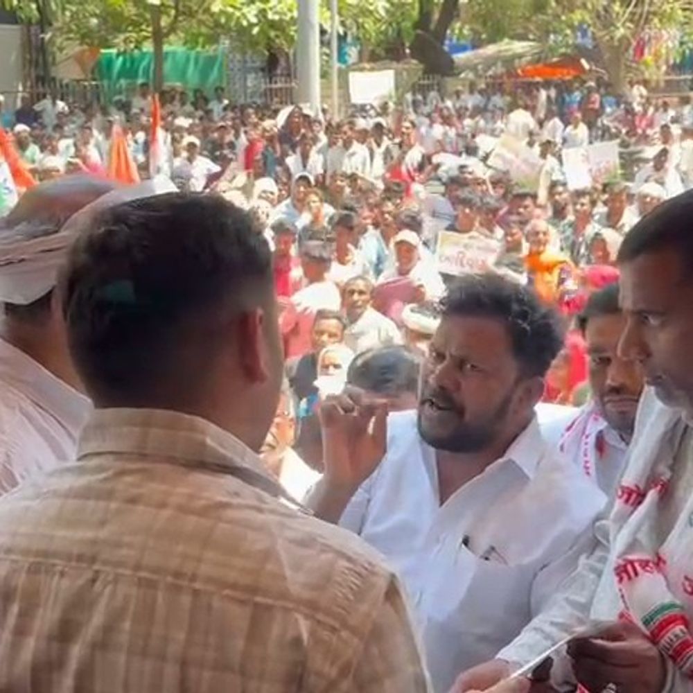 ‘ગ્રામસભાની મંજૂરી વગર એજન્સીઓને ઘૂસવા નહીં દઈએ’:વાંસદામાં સર્વે કામગીરી સામે રેલી યોજી ઉગ્ર વિરોધ, MLA અનંત પટેલની આગેવાનીમાં મામલતદારને આવેદન