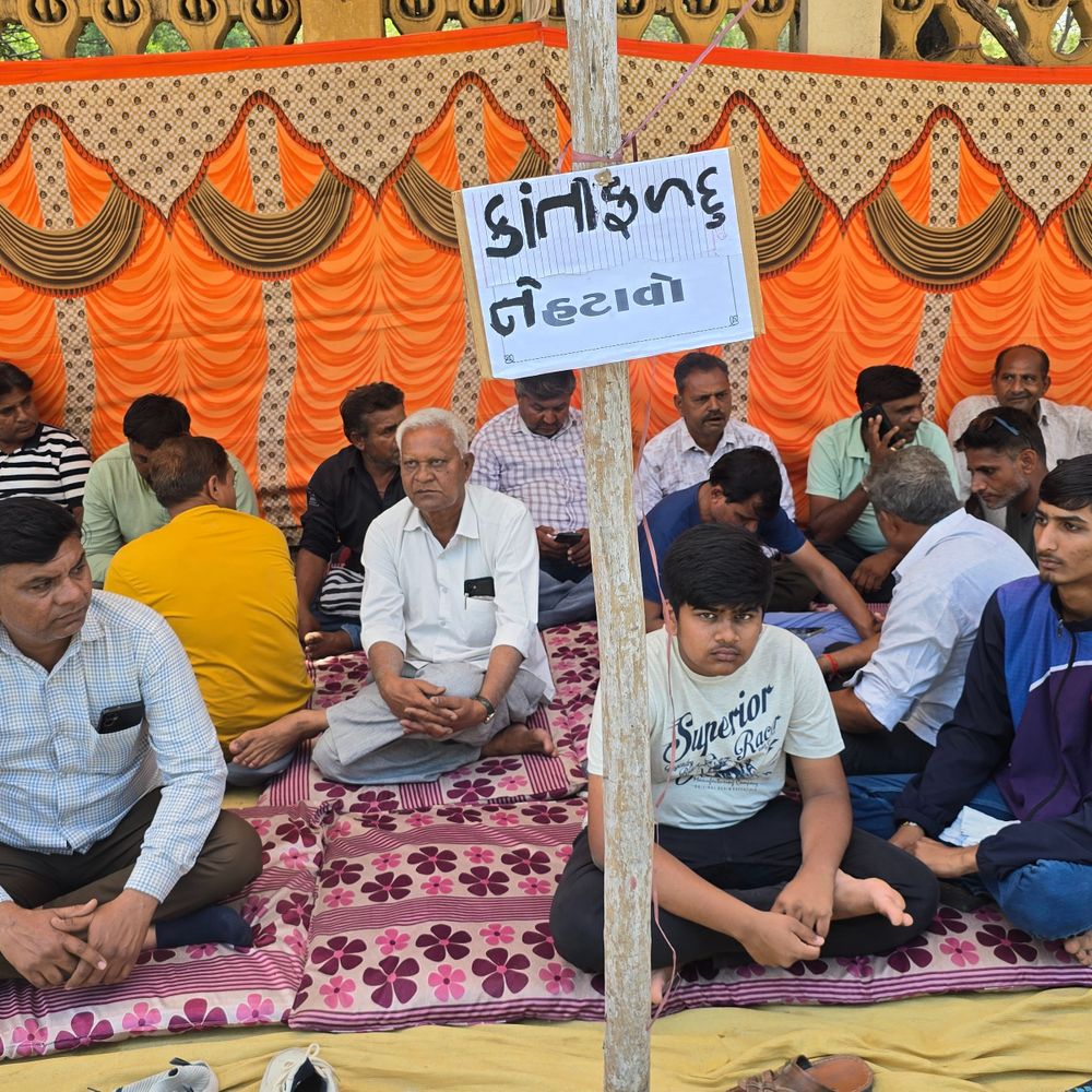 "કાંતિ ફળદુ ગુંડાઓની ગેંગ બનાવો ટ્રસ્ટીઓમાં ન ચાલો":કાંતિ ફળદુ હાય હાય.....પટેલ કેળવણી મંડળમાં ભ્રષ્ટાચાર અને ટ્રસ્ટી કાંતિ ફળદુના અભદ્ર વર્તન વિરુદ્ધ વાલીઓનો મોરચો; 'સમાજ બચાવો- સંસ્થા બચાવો'ના બેનર સાથે ઉપવાસ આંદોલન શરૂ.