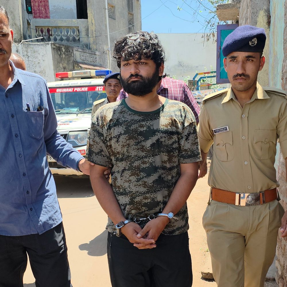 આડાસંબંધમાં મિત્રની માતાની હત્યા કરનારની ધરપકડ, ઘટનાનું રીકન્સ્ટ્રક્શન:વિધવાએ પૈસાની માંગણી કરી બ્લેકમેલિંગ કરતા ગળુ દબાવી દીધું, લાશ કોથળામાં ભરી મકાનમાં રાખી દીધી