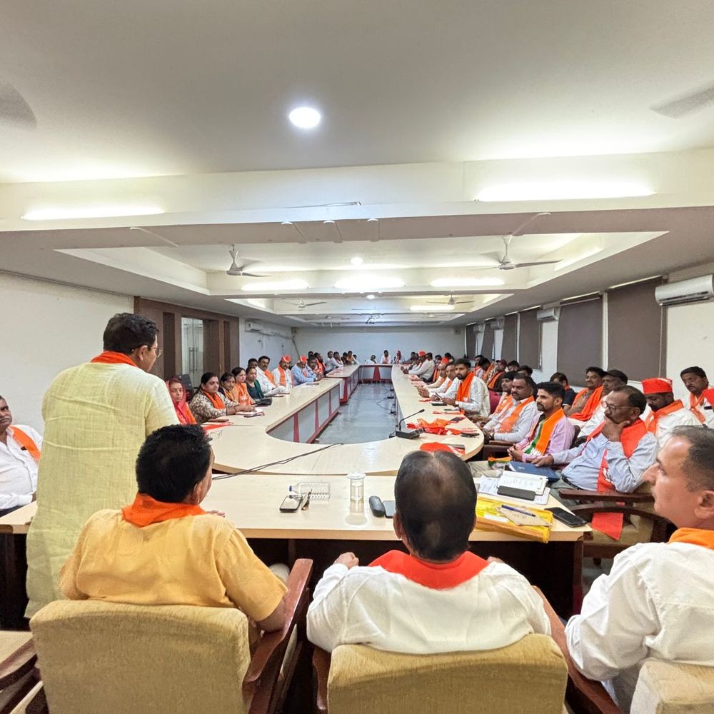 હિંમતનગરમાં ભાજપની ચૂંટણીલક્ષી બેઠક યોજાઈ:“મન કી બાત ટિફિન કે સાથ” કાર્યક્રમની ચર્ચા