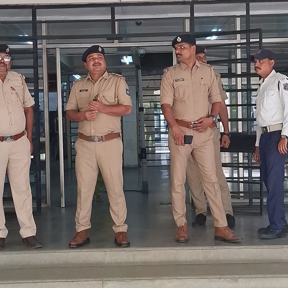 ભરૂચ કોર્ટમાં બોમ્બની અફવા:પોલીસ દોડી આવી, પરિસર ખાલી કરાવાયું; જનજાગૃતિ માટે મોકડ્રિલ યોજાઈ